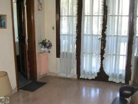 CASA CON AMPLIAS COMODIDADES