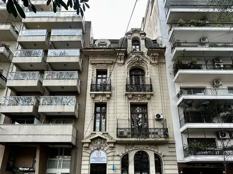Edificio de estilo Francés de 4 plantas con ascensor. Excelente, único!