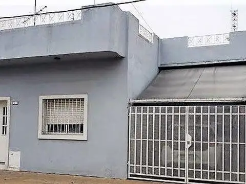 Casa en venta de 4 ambientes con Cochera
