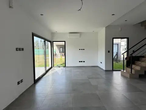 Casa en Venta con 4 cocheras
