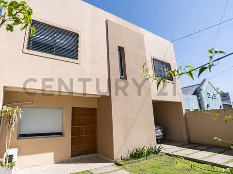 Casa en venta en Gonnet de 3 dormitorios APTA BANCO