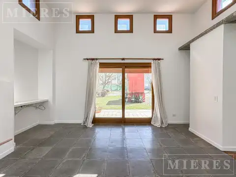 Casa en Alquiler con 2 cocheras