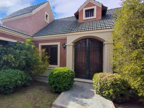 CASA DE DOS PLANTAS. ZONA B° NATANIA VI, RIVADAVIA