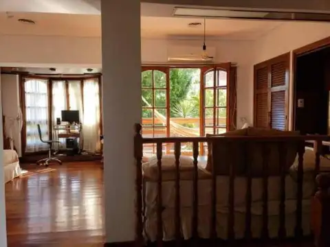 Casa en Alquiler con 2 cocheras