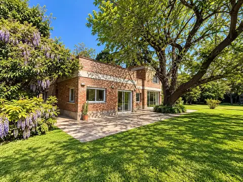 Casa en Venta sobre 2 lotes En Barrio Los Pinos - Exaltación de la Cruz