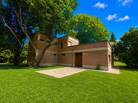 Casa en Venta sobre 2 lotes En Barrio Los Pinos - Exaltación de la Cruz