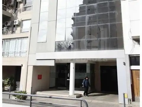 Amplia oficina en edificio con imágen corporativa, kitchenet