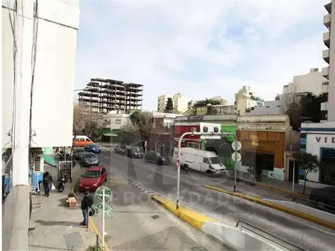 Amplia oficina en edificio con imágen corporativa, kitchenet