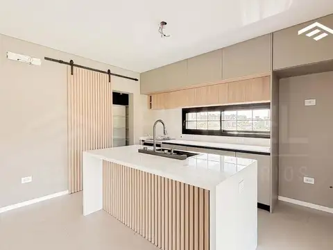 CASA EN VENTA A ESTRENAR - CANNING CHICO PISCINA Y 4 DORM.