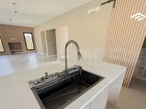 Casa 5 ambientes con 4 baños