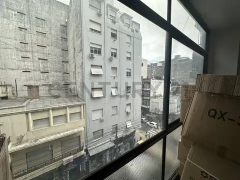 Venta Oficina en Once – Muy luminosa, ideal para depósito o subdividir el espacio.