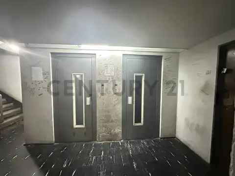 Venta Oficina en Once – Muy luminosa, ideal para depósito o subdividir el espaci