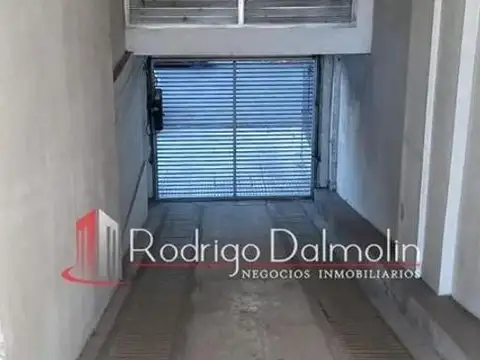 VENDO. Cochera en edificio de calle pellegrini 839. Concordi
