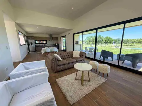 Casa en Alquiler con 1 cochera