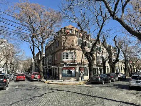 ENCANTADOR DEPARTAMENTO DE 4 AMBIENTES CON COCHERA Y GRAN TERRAZA EN SAN ISIDRO.