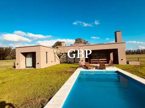 Casa en Alquiler con 2 cocheras