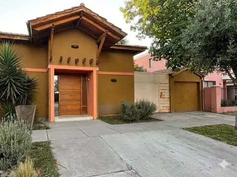 Casa de Categoría en Los Carolinos | 3 Dormitorios   Dependencia | Pileta Climatizada | Cochera para