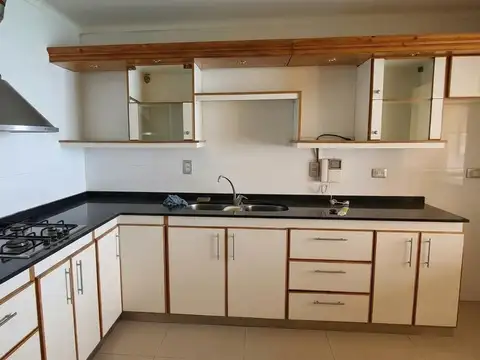 Casa en Alquiler con 3 cocheras