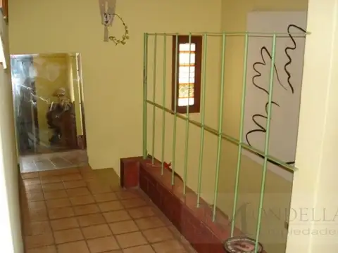 NVERSOR: CON RENTA ACTUAL. Casa en Moron, 4 ambientes fondit