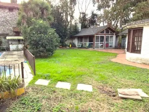 Casa 8 ambientes con 4 baños