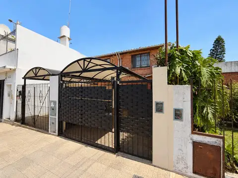 Duplex de 3 ambientes con jardin y cochera