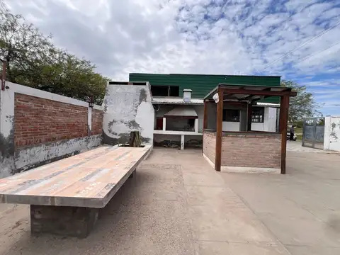 VENTA GALPÓN Y QUINCHO CON PILETA SOBRE RN 34
