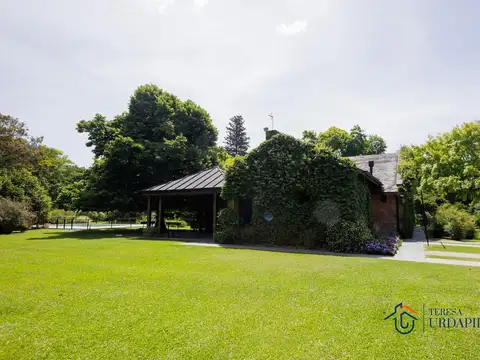 Casa en Olivos Golf Club con imponente parque arbolado
