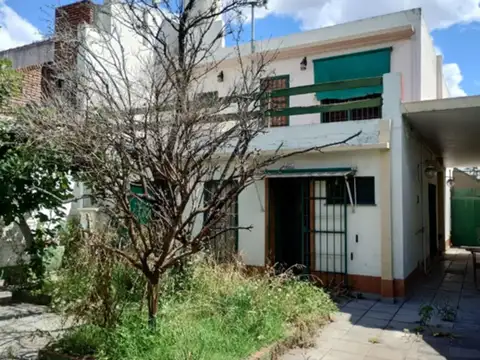 Casa 8 ambientes con 3 baños