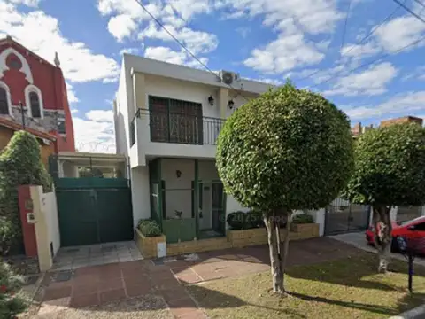 Chalet con segunda vivienda y patio central LanusO