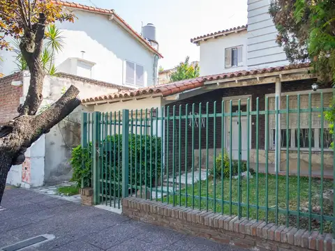 Venta casa 4 ambientes a refaccionar en Haedo Sur.