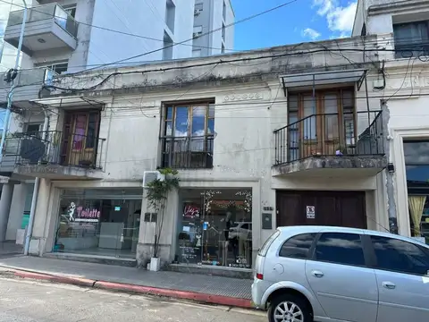 Casa compuesta por locales comerciales al frente
