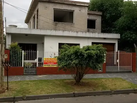 CASA 4 AMBIENTES Y CONSTRUCCION A TERMINAR SOBRE LOTE 10 X 30