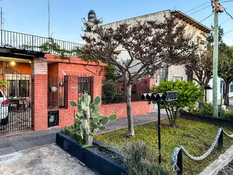 VENTA CASA 3 AMBIENTES CON COCHERA EN SOLANO