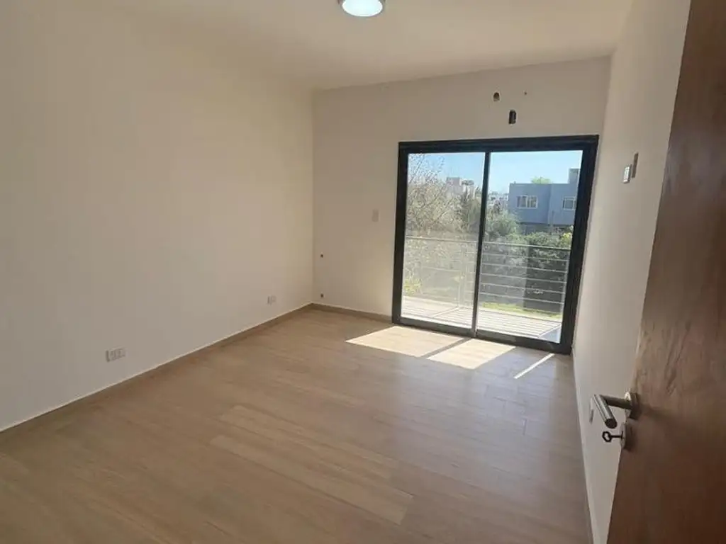 Casa - 220  m² Cubierta | 4 dormitorios | A Estrenar | 4 baños | 5 ambientes | 7 cocheras