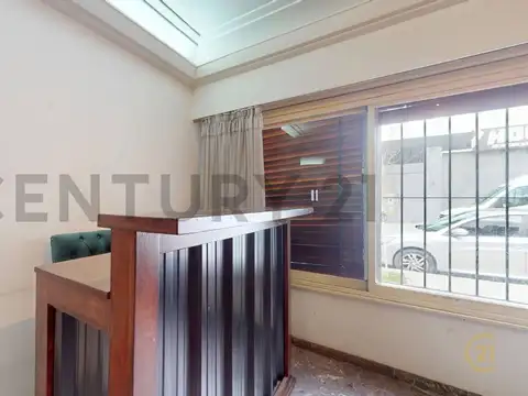 Casa en Alquiler con 2 cocheras