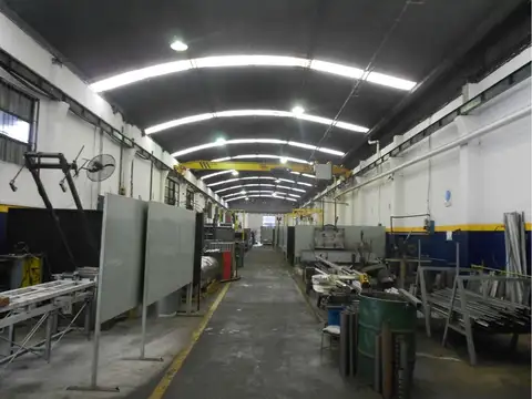 MUY BUEN GALPÓN / TECHO PARABÓLICO LIBRE DE COLUM / PLAYA DESCUBIERTA DE CARGA Y DESCARGA / OFICINAS