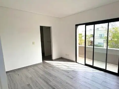 Casa en Alquiler con 3 cocheras