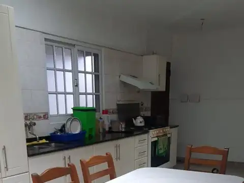Casa 8 ambientes con 2 baños