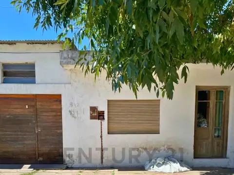Venta Casa de 1 Dormitorio + comodín, con cochera y local a la calle | Fighiera