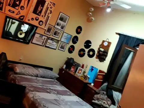 Casa 7 ambientes con 2 baños