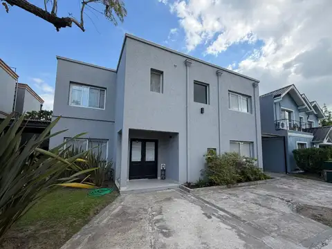 VENTA CASA DE 5 AMBIENTES EN BARRIO LOS CEIBOS 