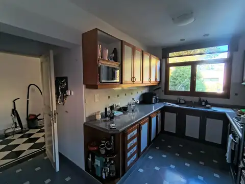 Casa en Alquiler con 3 cocheras