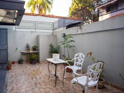 PH en Planta baja en Haedo Norte de 3 ambientes con patio totalmente reciclado a nuevo.