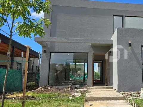 Casa  en Venta en Santa Lucia, Pilar del Este, Pilar