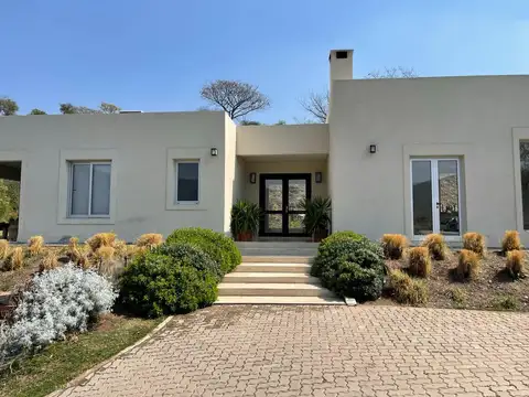 CASA EN BARRIO PRIVADO LA LUCINDA