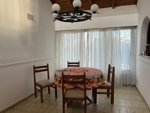 Casa 7 ambientes con 1 baño