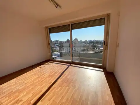 Monoambiente dividido en 2 amb muy  amplio con BAULERA.