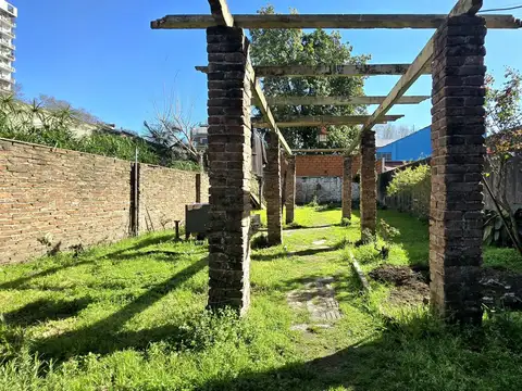 VENTA CASA CON JARDIN EN VILLA GENERAL MITRE 