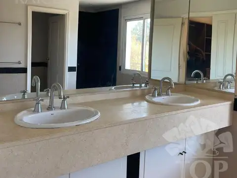 Casa en Alquiler con 6 cocheras