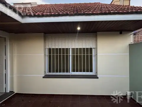 Alquiler PH 3 ambientes con patio en Bernal